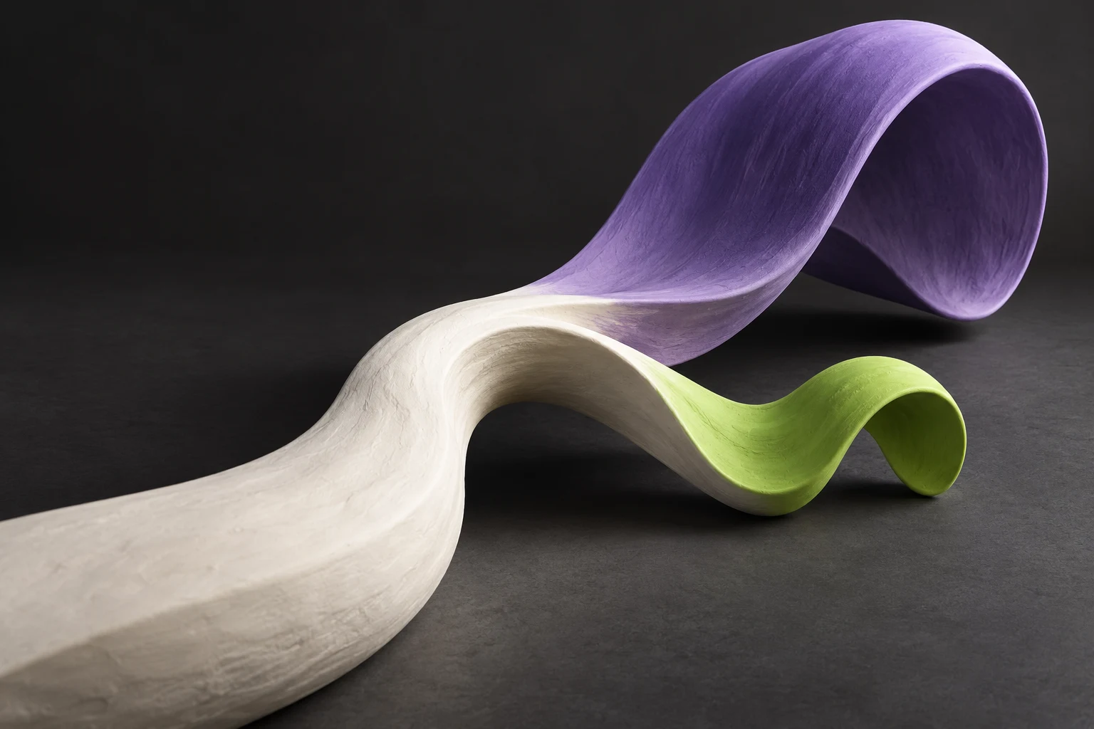 Escultura conceptual de arcilla ramificada en violeta y lima; ilustración IA sin valores medidos.